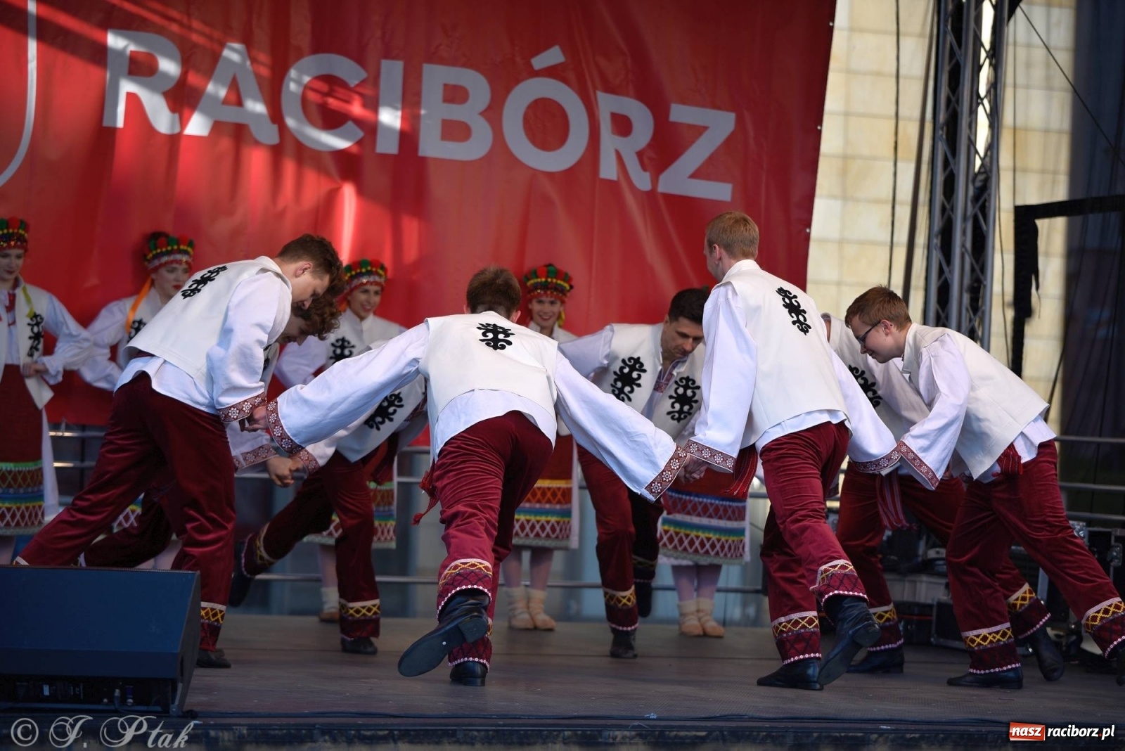 Zdjęcie w galerii na portalu naszraciborz.pl: Muzyczno-taneczne popołudnie na raciborskim Rynku wiadomości z regionu