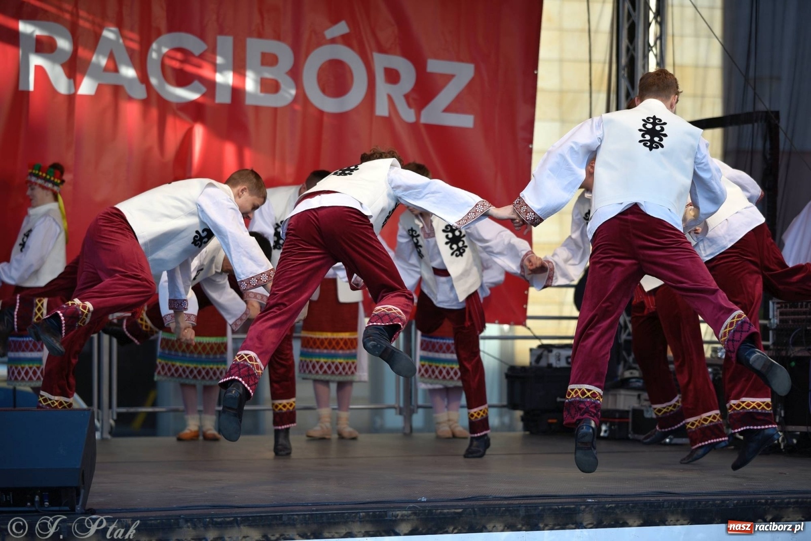 Zdjęcie w galerii na portalu naszraciborz.pl: Muzyczno-taneczne popołudnie na raciborskim Rynku wiadomości z regionu