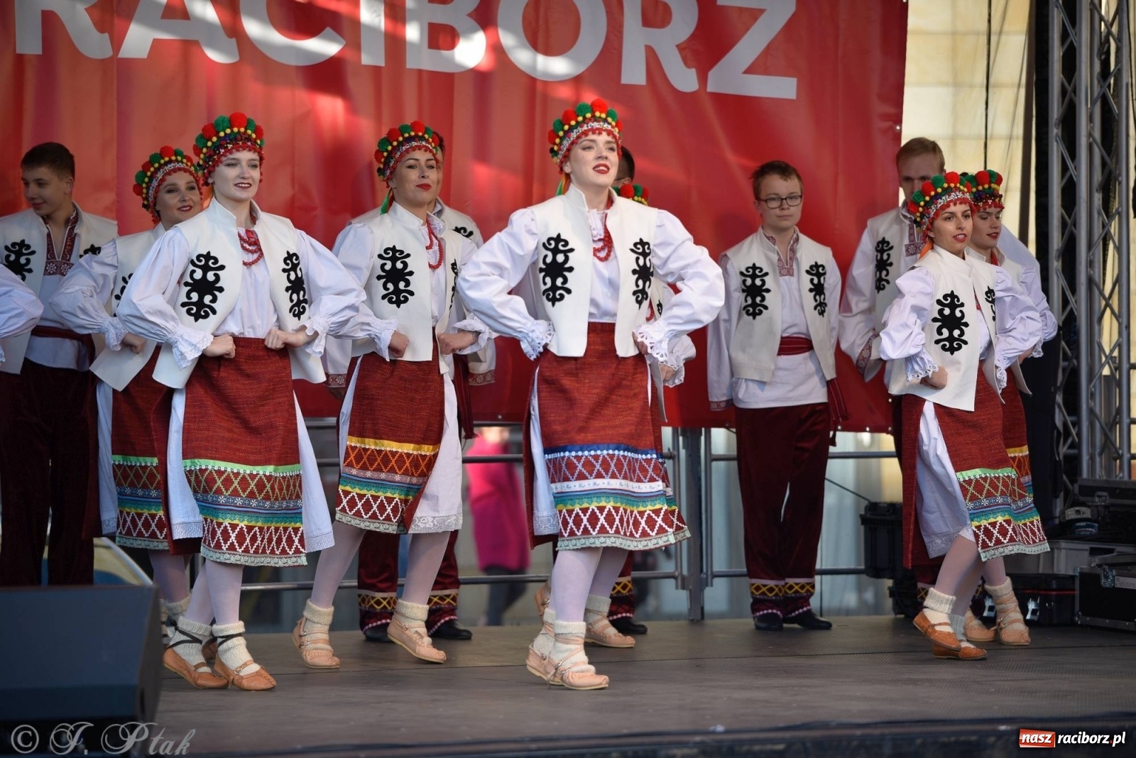 Zdjęcie w galerii na portalu naszraciborz.pl: Muzyczno-taneczne popołudnie na raciborskim Rynku wiadomości z regionu