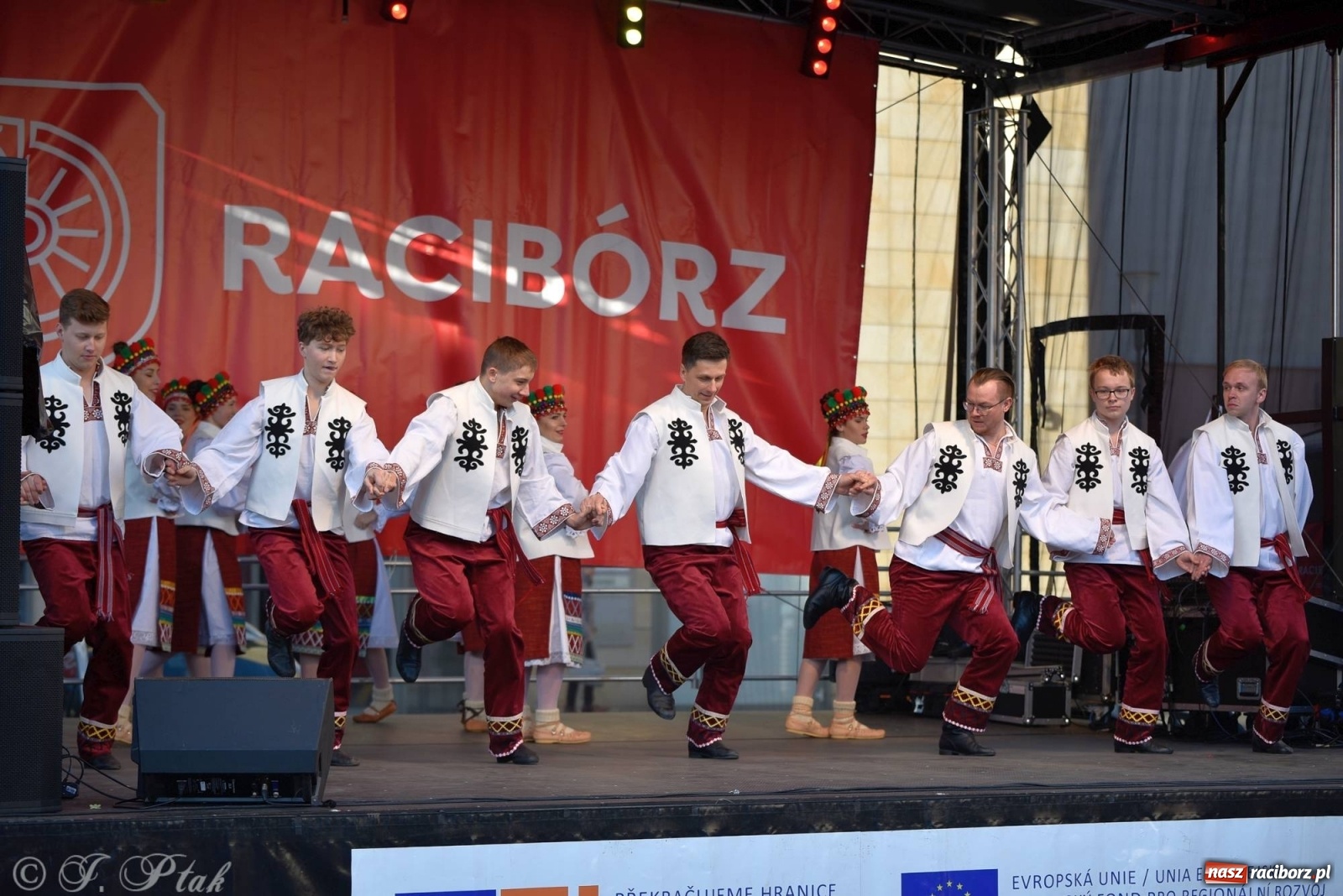 Zdjęcie w galerii na portalu naszraciborz.pl: Muzyczno-taneczne popołudnie na raciborskim Rynku wiadomości z regionu