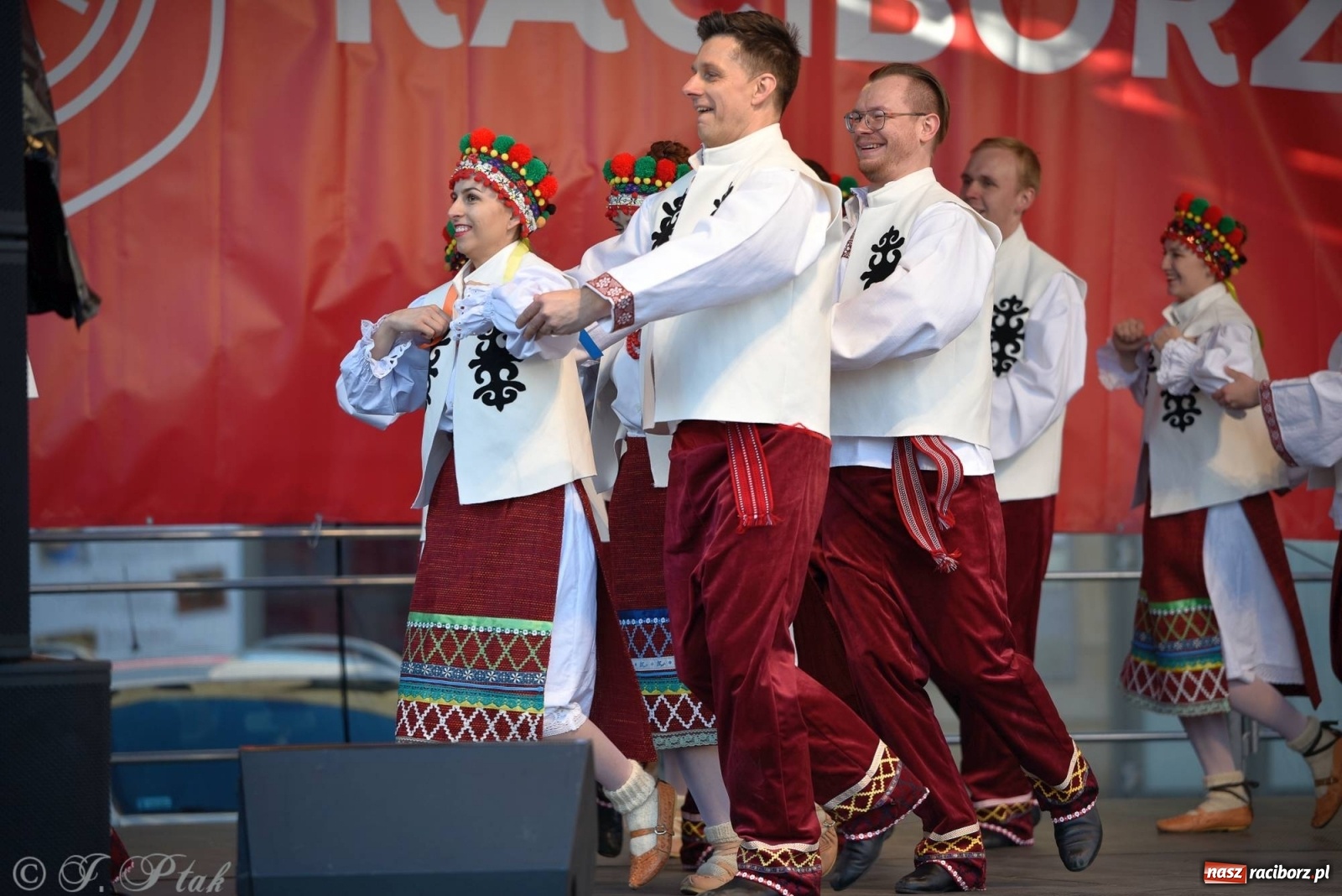 Zdjęcie w galerii na portalu naszraciborz.pl: Muzyczno-taneczne popołudnie na raciborskim Rynku wiadomości z regionu