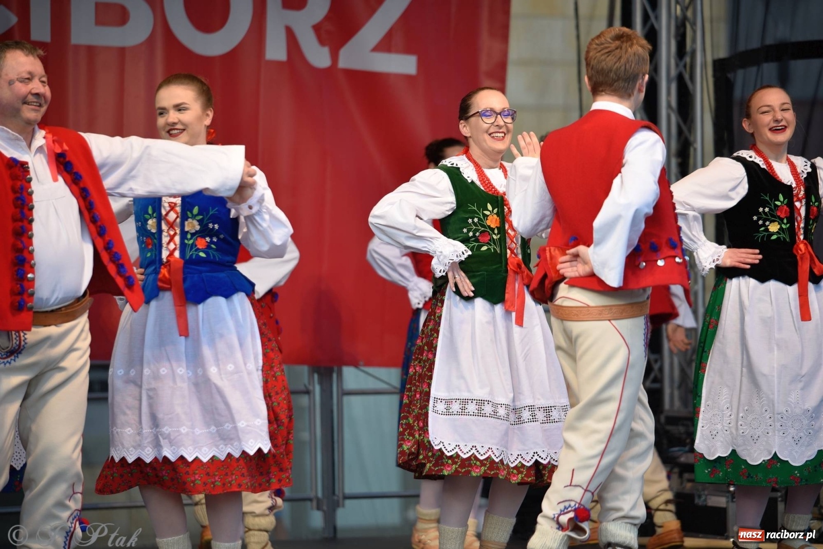 Zdjęcie w galerii na portalu naszraciborz.pl: Muzyczno-taneczne popołudnie na raciborskim Rynku wiadomości z regionu