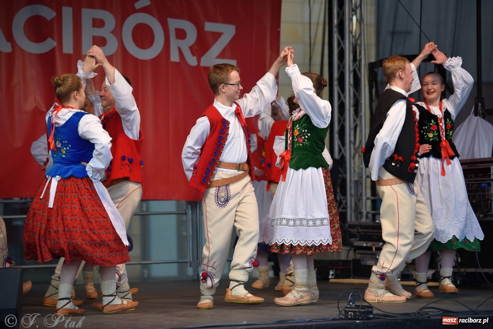 Zdjęcie w galerii na portalu naszraciborz.pl: Muzyczno-taneczne popołudnie na raciborskim Rynku wiadomości z regionu