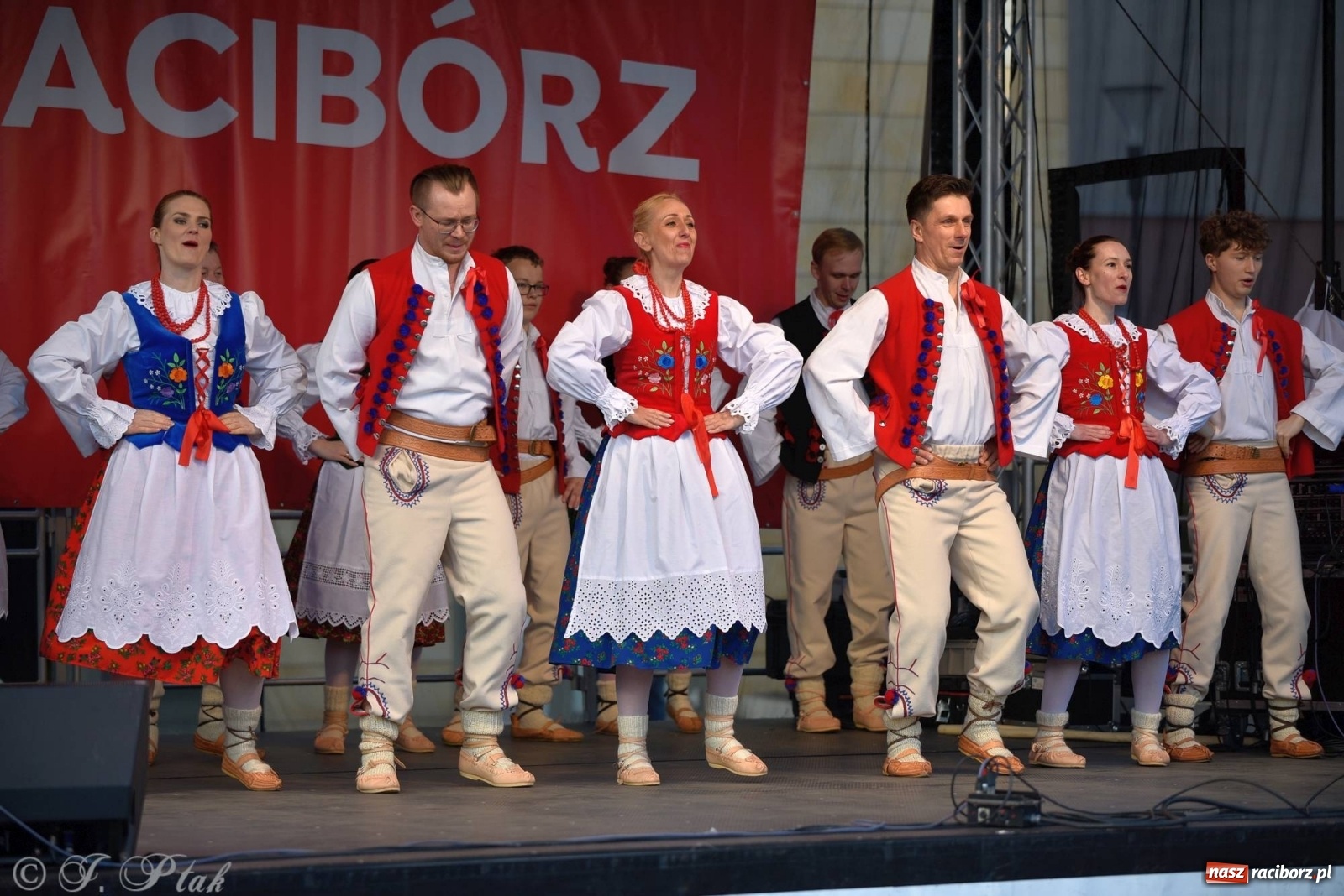 Zdjęcie w galerii na portalu naszraciborz.pl: Muzyczno-taneczne popołudnie na raciborskim Rynku wiadomości z regionu