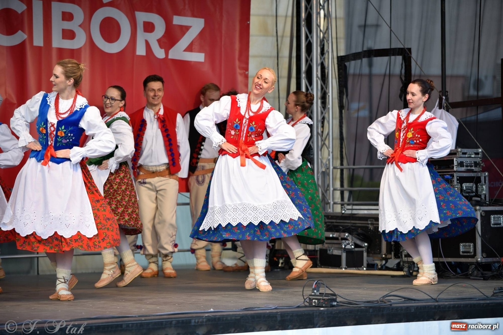 Zdjęcie w galerii na portalu naszraciborz.pl: Muzyczno-taneczne popołudnie na raciborskim Rynku wiadomości z regionu