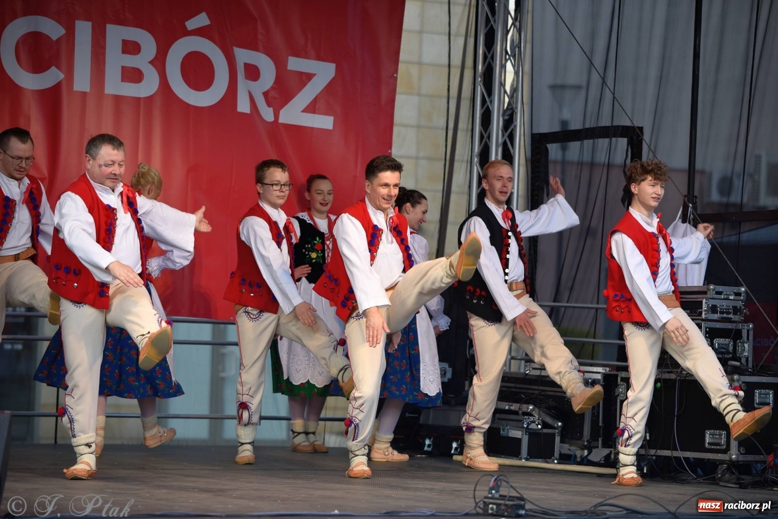 Zdjęcie w galerii na portalu naszraciborz.pl: Muzyczno-taneczne popołudnie na raciborskim Rynku wiadomości z regionu