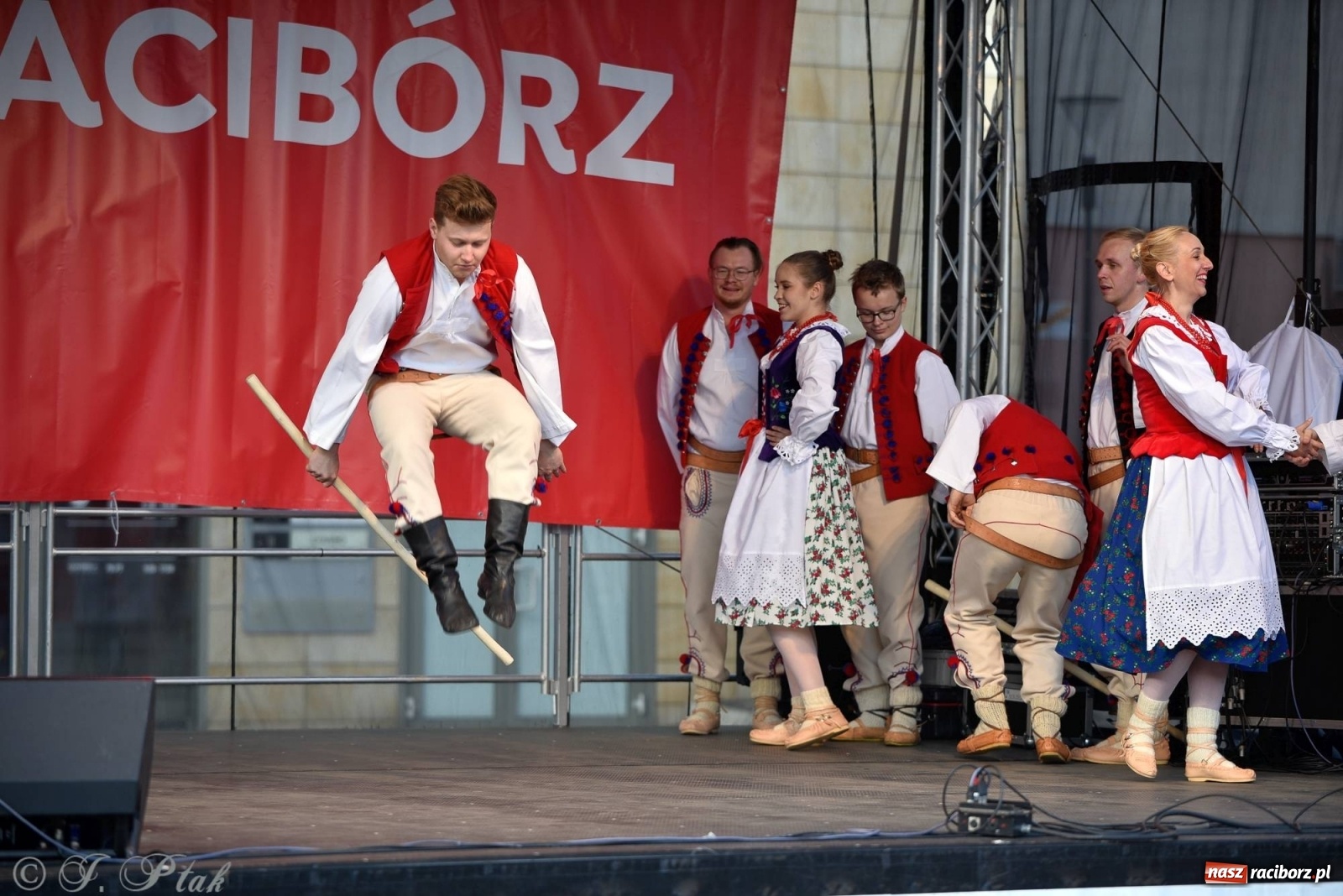 Zdjęcie w galerii na portalu naszraciborz.pl: Muzyczno-taneczne popołudnie na raciborskim Rynku wiadomości z regionu