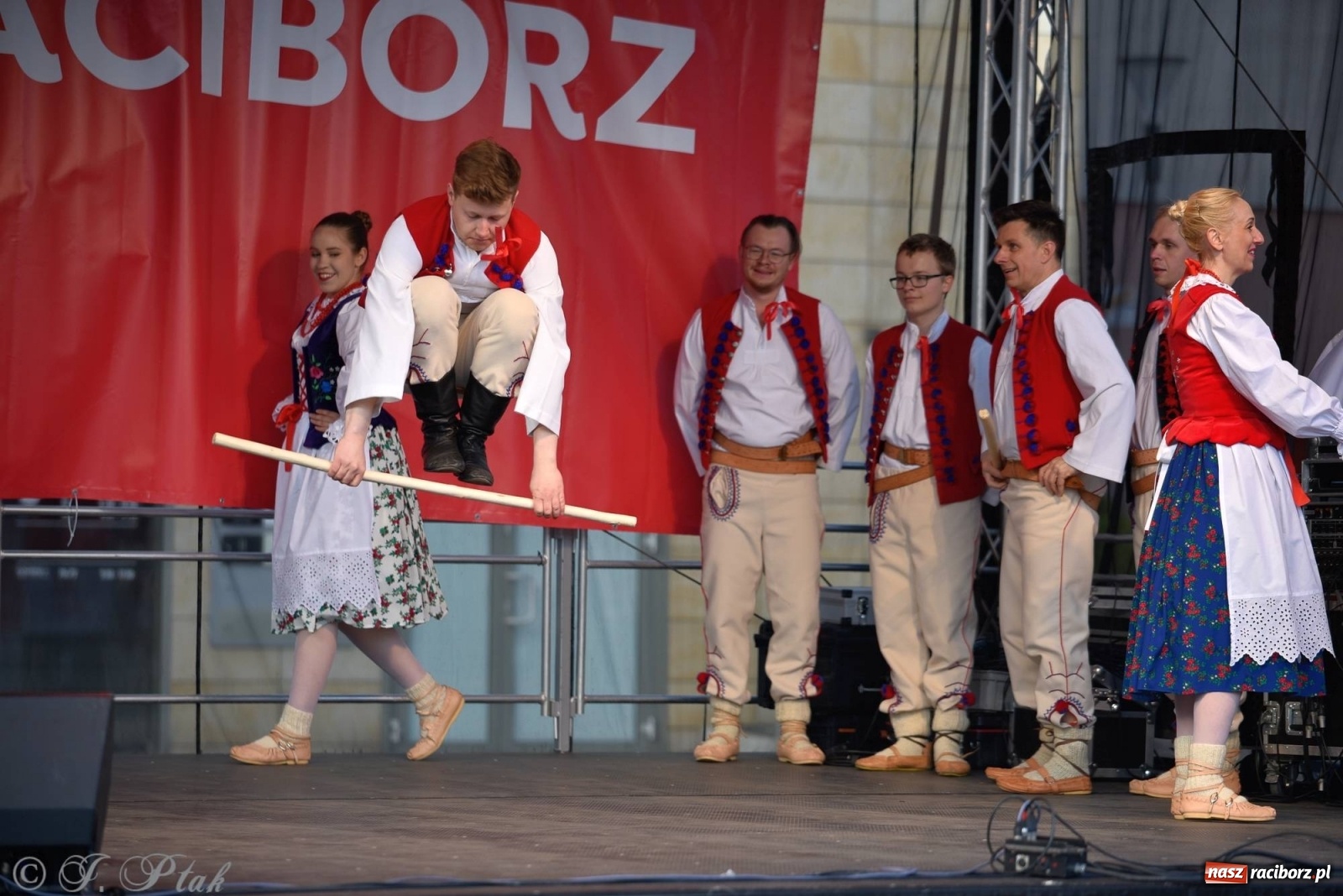 Zdjęcie w galerii na portalu naszraciborz.pl: Muzyczno-taneczne popołudnie na raciborskim Rynku wiadomości z regionu