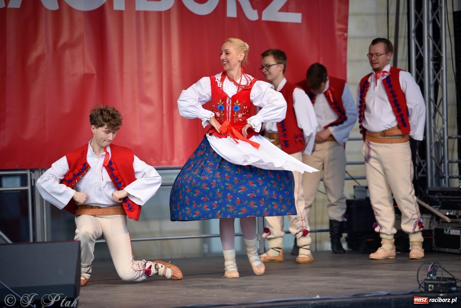 Zdjęcie w galerii na portalu naszraciborz.pl: Muzyczno-taneczne popołudnie na raciborskim Rynku wiadomości z regionu