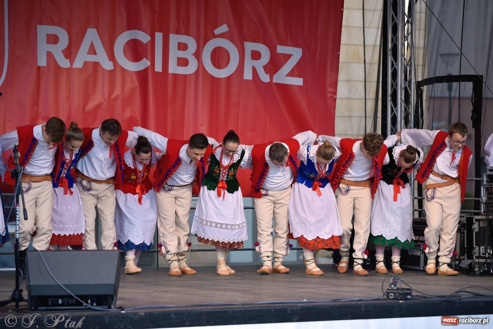 Zdjęcie w galerii na portalu naszraciborz.pl: Muzyczno-taneczne popołudnie na raciborskim Rynku wiadomości z regionu