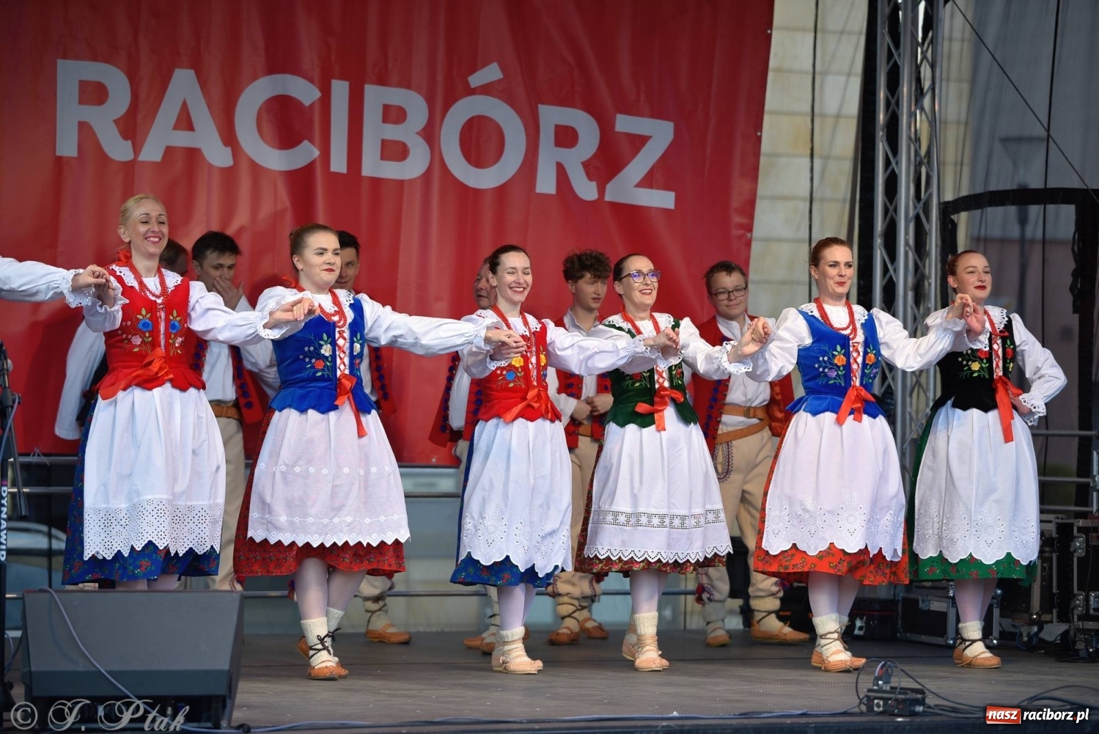 Zdjęcie w galerii na portalu naszraciborz.pl: Muzyczno-taneczne popołudnie na raciborskim Rynku wiadomości z regionu
