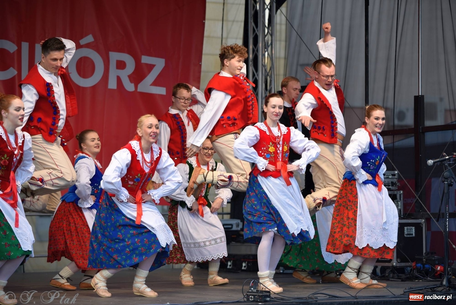 Zdjęcie w galerii na portalu naszraciborz.pl: Muzyczno-taneczne popołudnie na raciborskim Rynku wiadomości z regionu