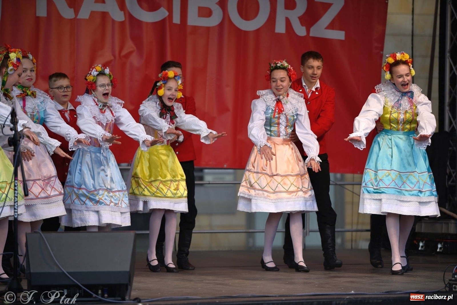 Zdjęcie w galerii na portalu naszraciborz.pl: Muzyczno-taneczne popołudnie na raciborskim Rynku wiadomości z regionu