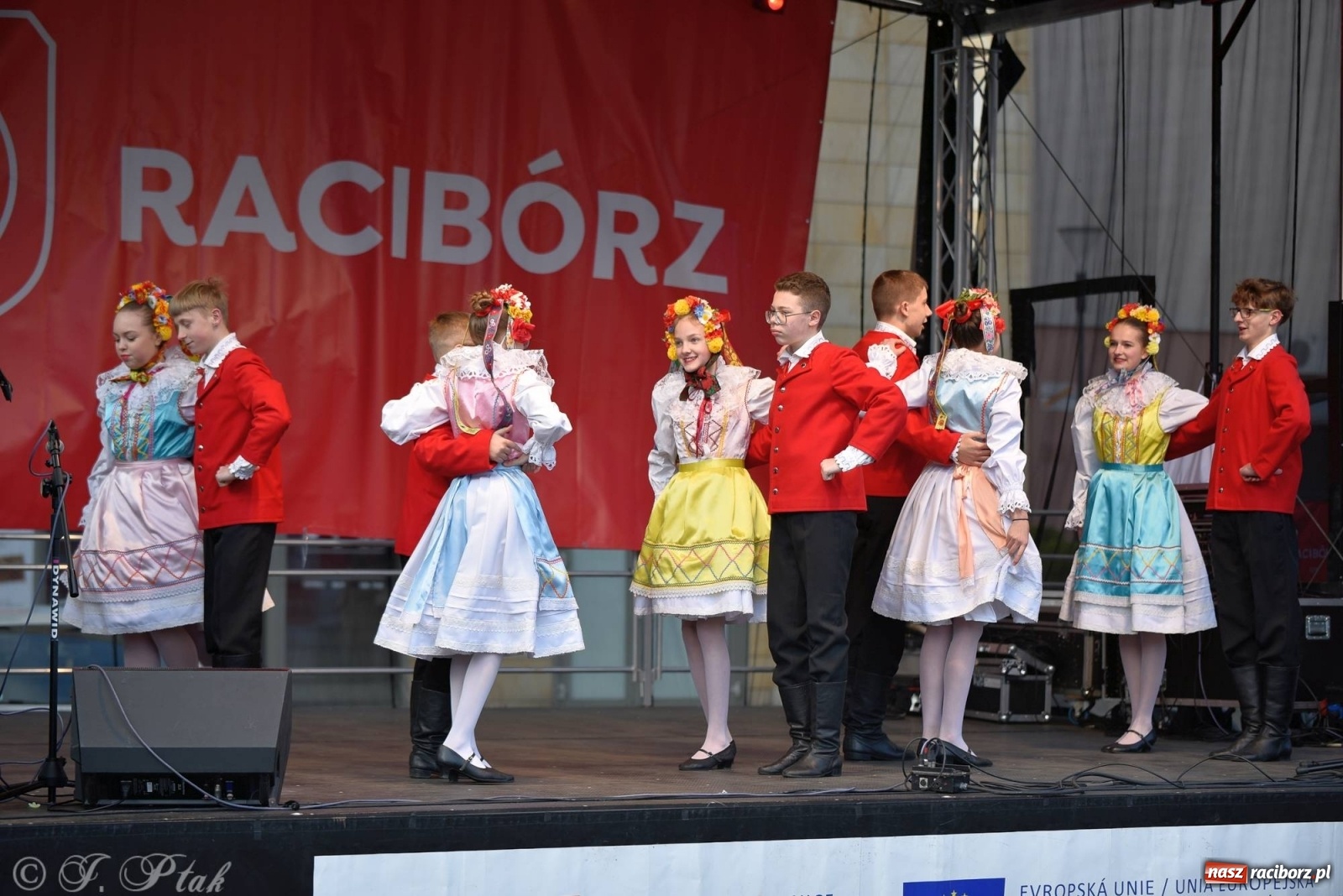 Zdjęcie w galerii na portalu naszraciborz.pl: Muzyczno-taneczne popołudnie na raciborskim Rynku wiadomości z regionu