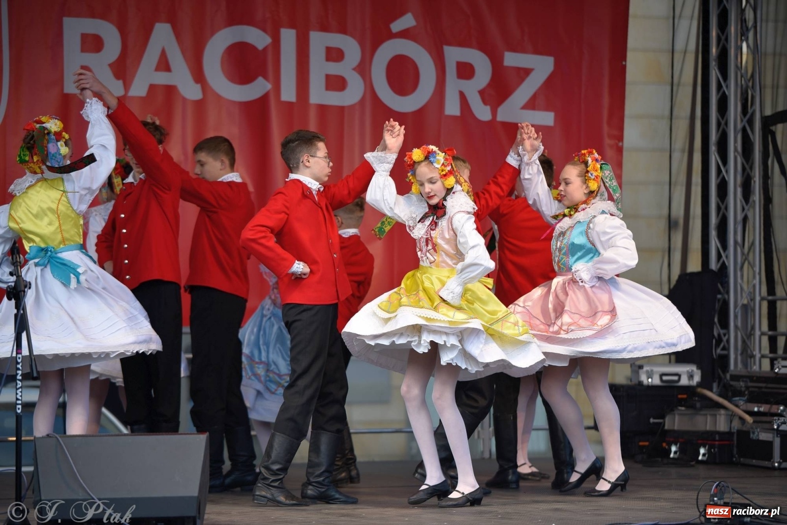 Zdjęcie w galerii na portalu naszraciborz.pl: Muzyczno-taneczne popołudnie na raciborskim Rynku wiadomości z regionu