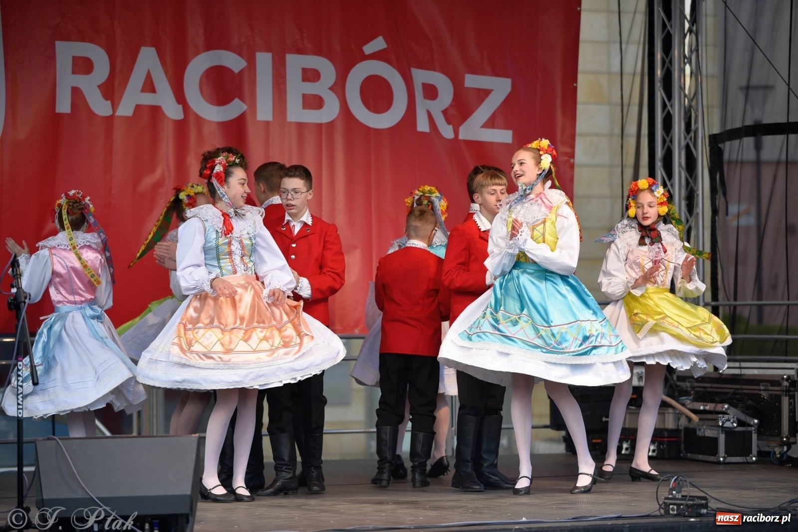 Zdjęcie w galerii na portalu naszraciborz.pl: Muzyczno-taneczne popołudnie na raciborskim Rynku wiadomości z regionu