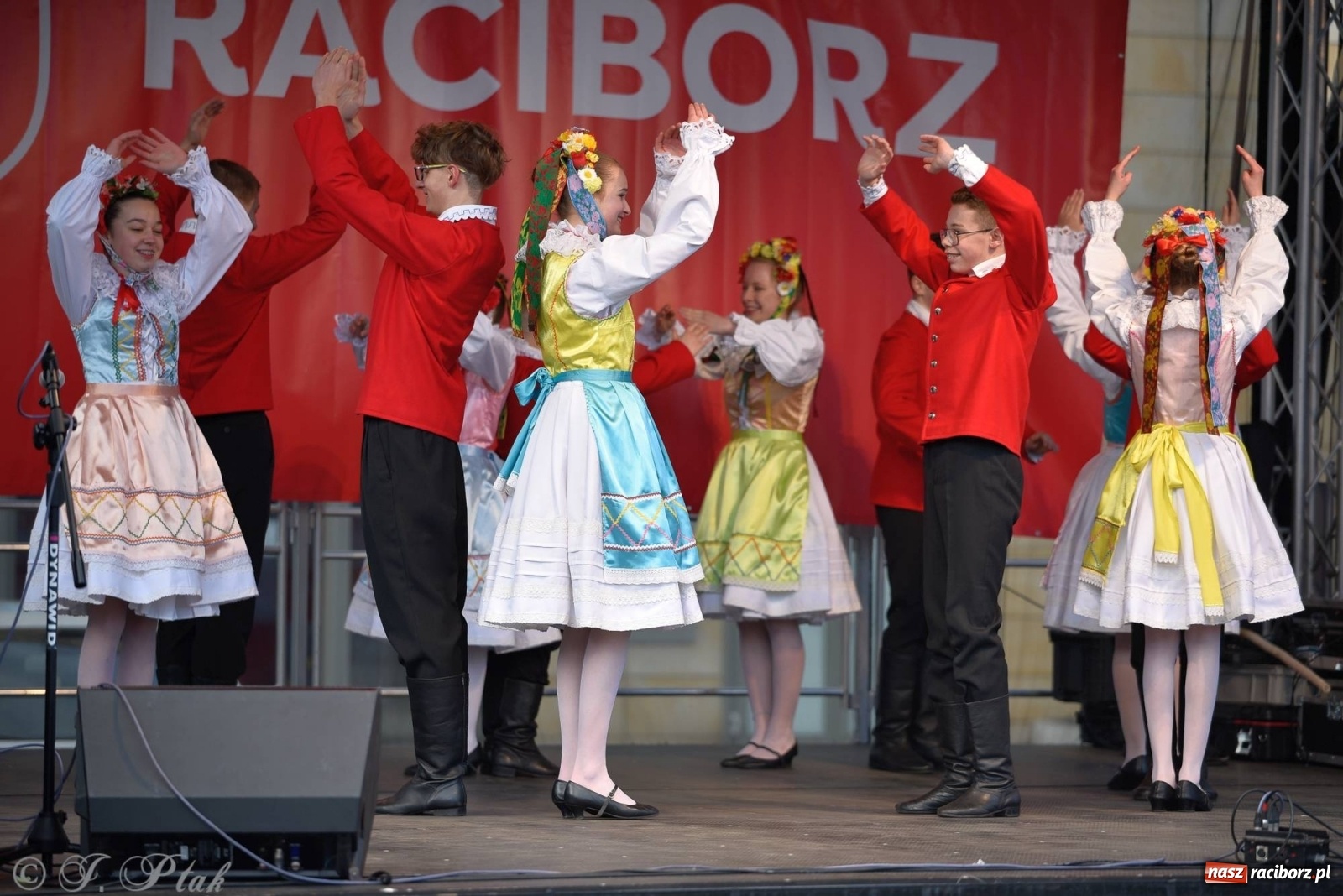 Zdjęcie w galerii na portalu naszraciborz.pl: Muzyczno-taneczne popołudnie na raciborskim Rynku wiadomości z regionu