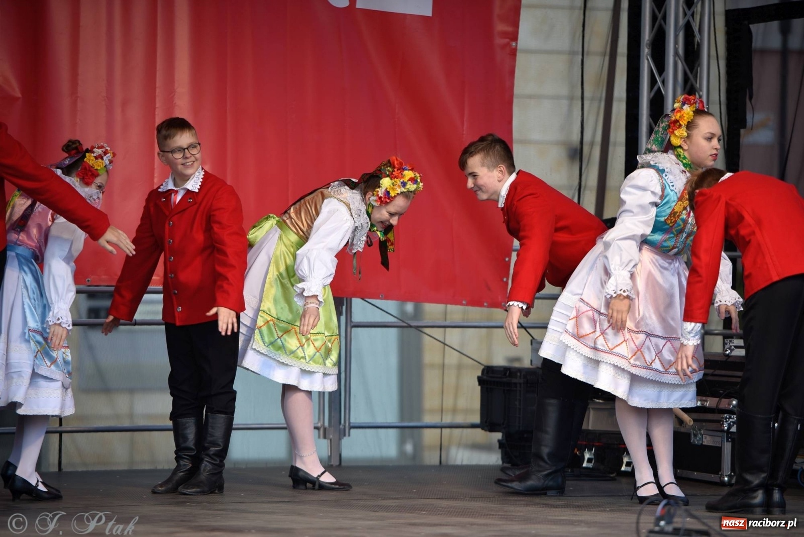 Zdjęcie w galerii na portalu naszraciborz.pl: Muzyczno-taneczne popołudnie na raciborskim Rynku wiadomości z regionu