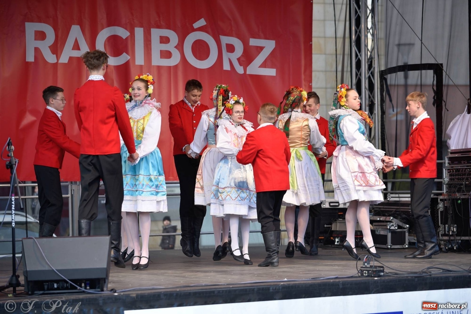 Zdjęcie w galerii na portalu naszraciborz.pl: Muzyczno-taneczne popołudnie na raciborskim Rynku wiadomości z regionu