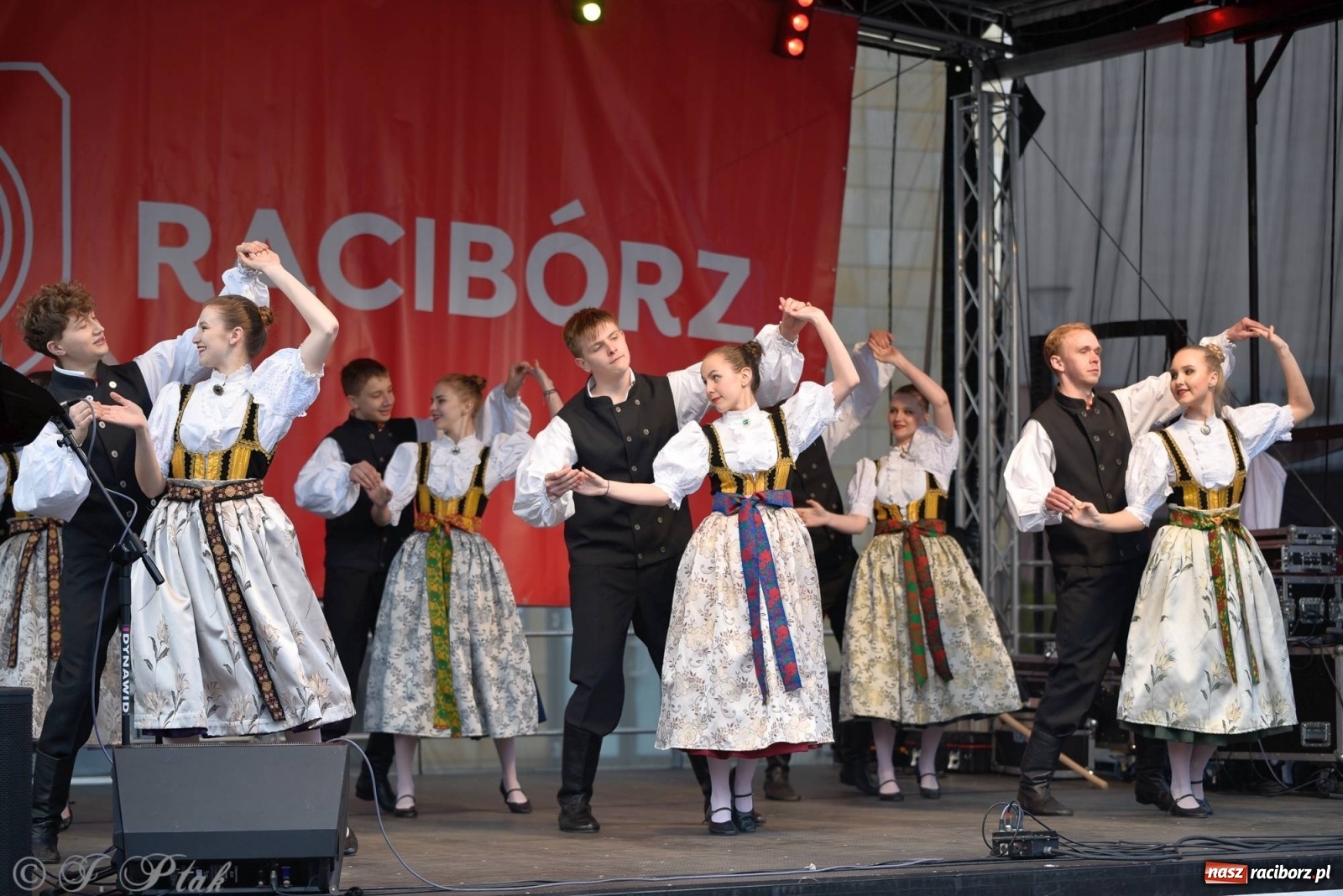 Zdjęcie w galerii na portalu naszraciborz.pl: Muzyczno-taneczne popołudnie na raciborskim Rynku wiadomości z regionu
