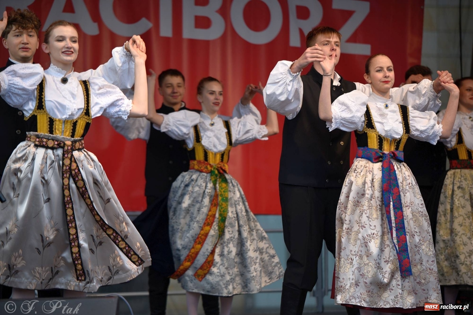 Zdjęcie w galerii na portalu naszraciborz.pl: Muzyczno-taneczne popołudnie na raciborskim Rynku wiadomości z regionu