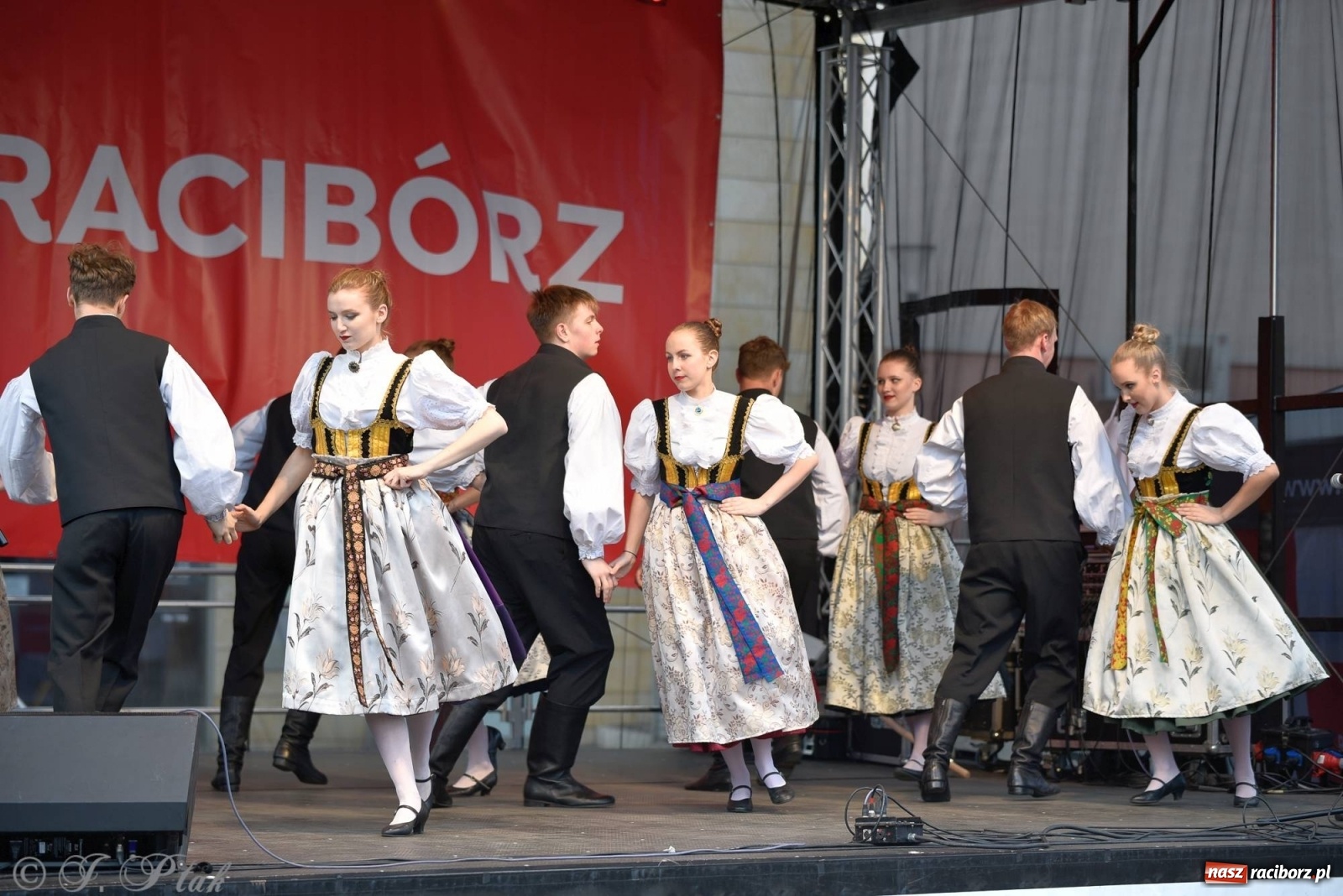 Zdjęcie w galerii na portalu naszraciborz.pl: Muzyczno-taneczne popołudnie na raciborskim Rynku wiadomości z regionu