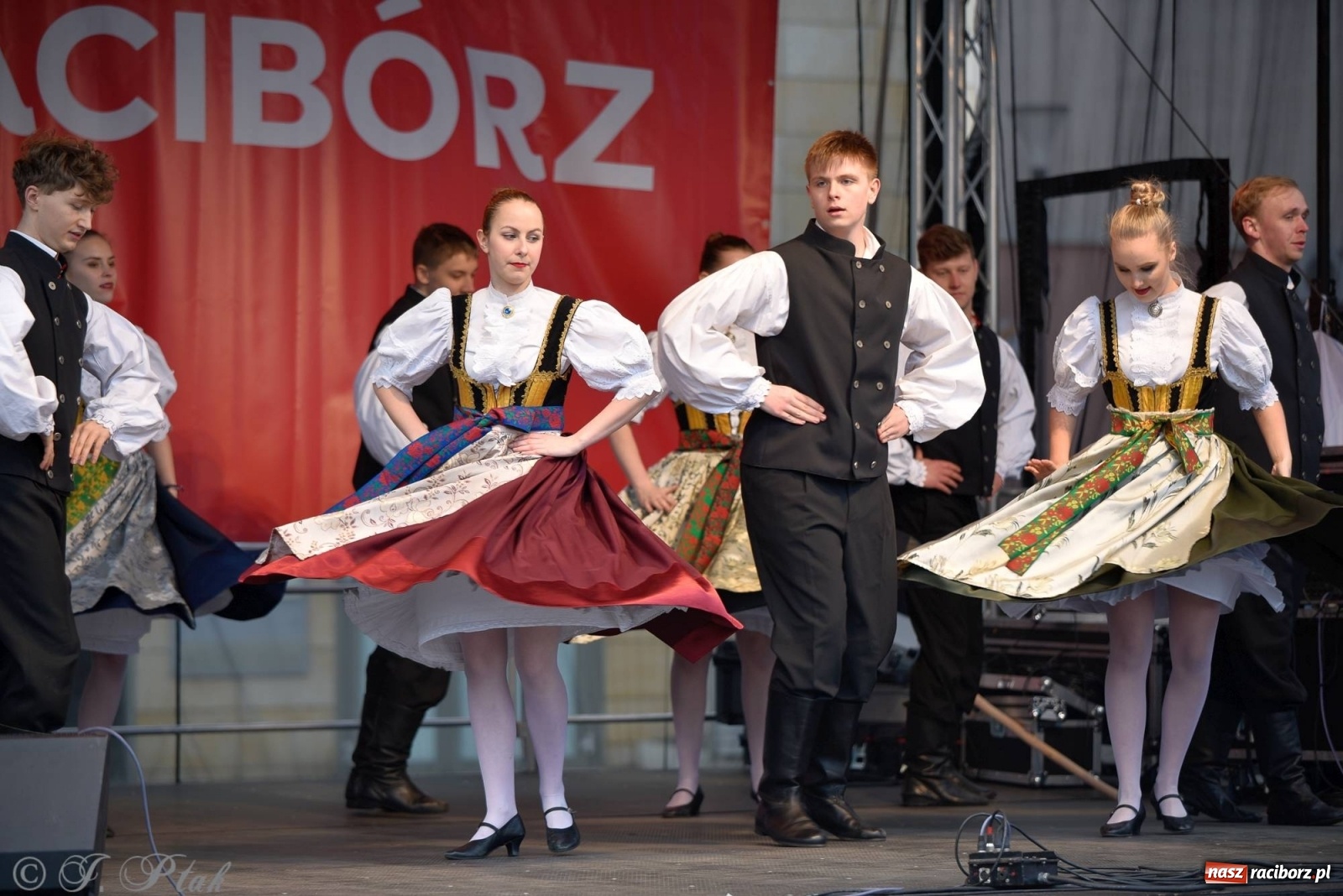 Zdjęcie w galerii na portalu naszraciborz.pl: Muzyczno-taneczne popołudnie na raciborskim Rynku wiadomości z regionu