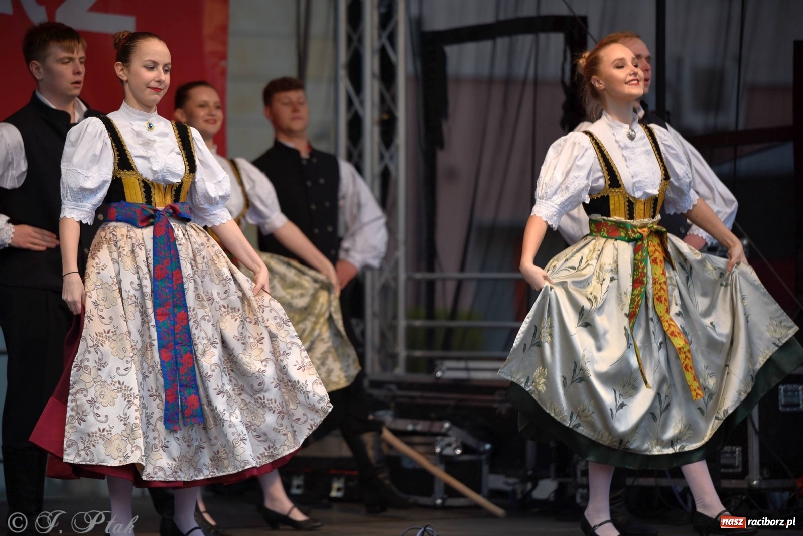 Zdjęcie w galerii na portalu naszraciborz.pl: Muzyczno-taneczne popołudnie na raciborskim Rynku wiadomości z regionu