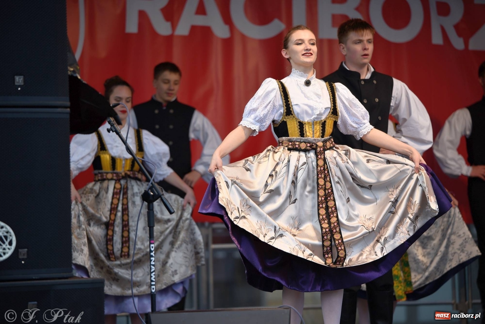 Zdjęcie w galerii na portalu naszraciborz.pl: Muzyczno-taneczne popołudnie na raciborskim Rynku wiadomości z regionu