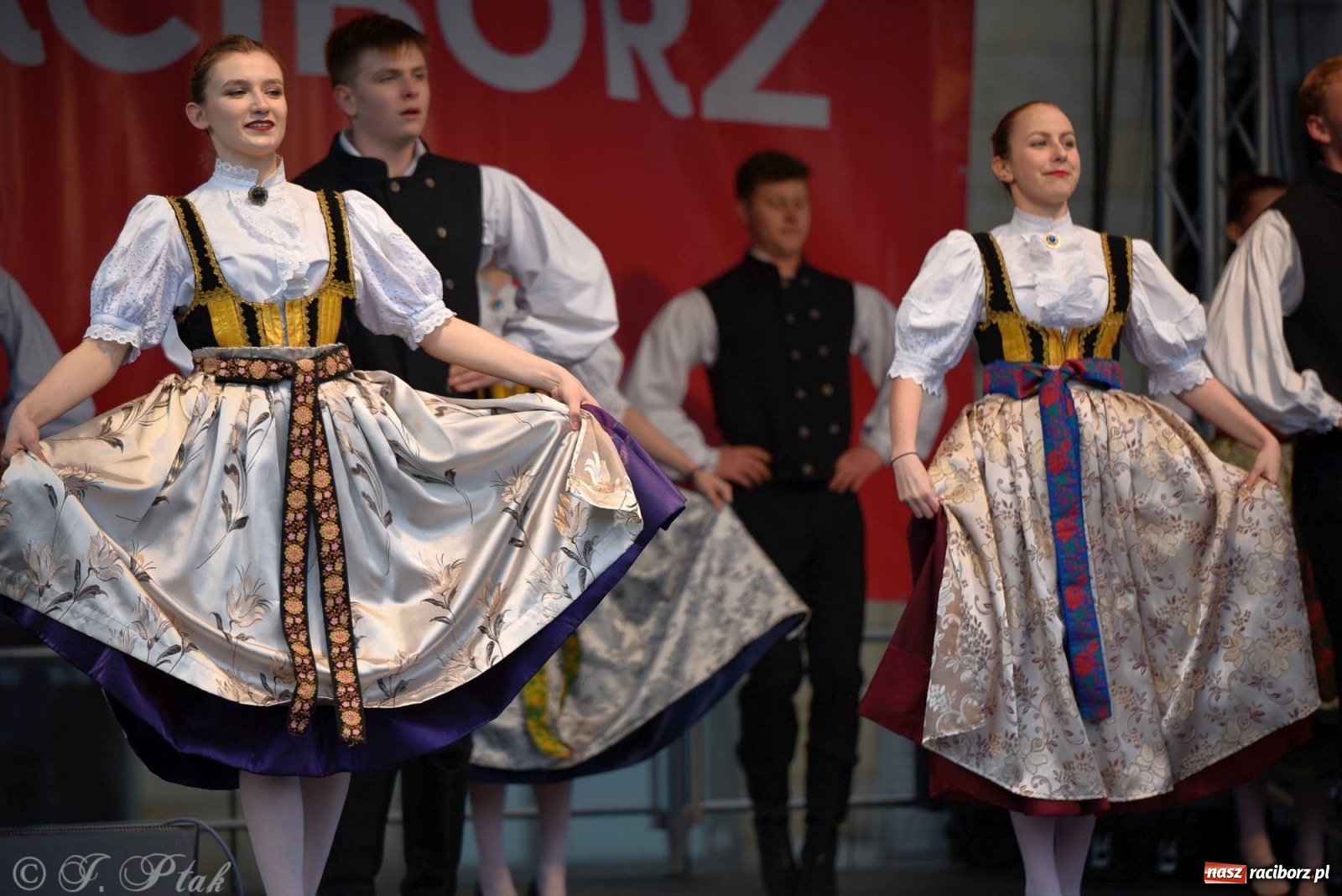 Zdjęcie w galerii na portalu naszraciborz.pl: Muzyczno-taneczne popołudnie na raciborskim Rynku wiadomości z regionu