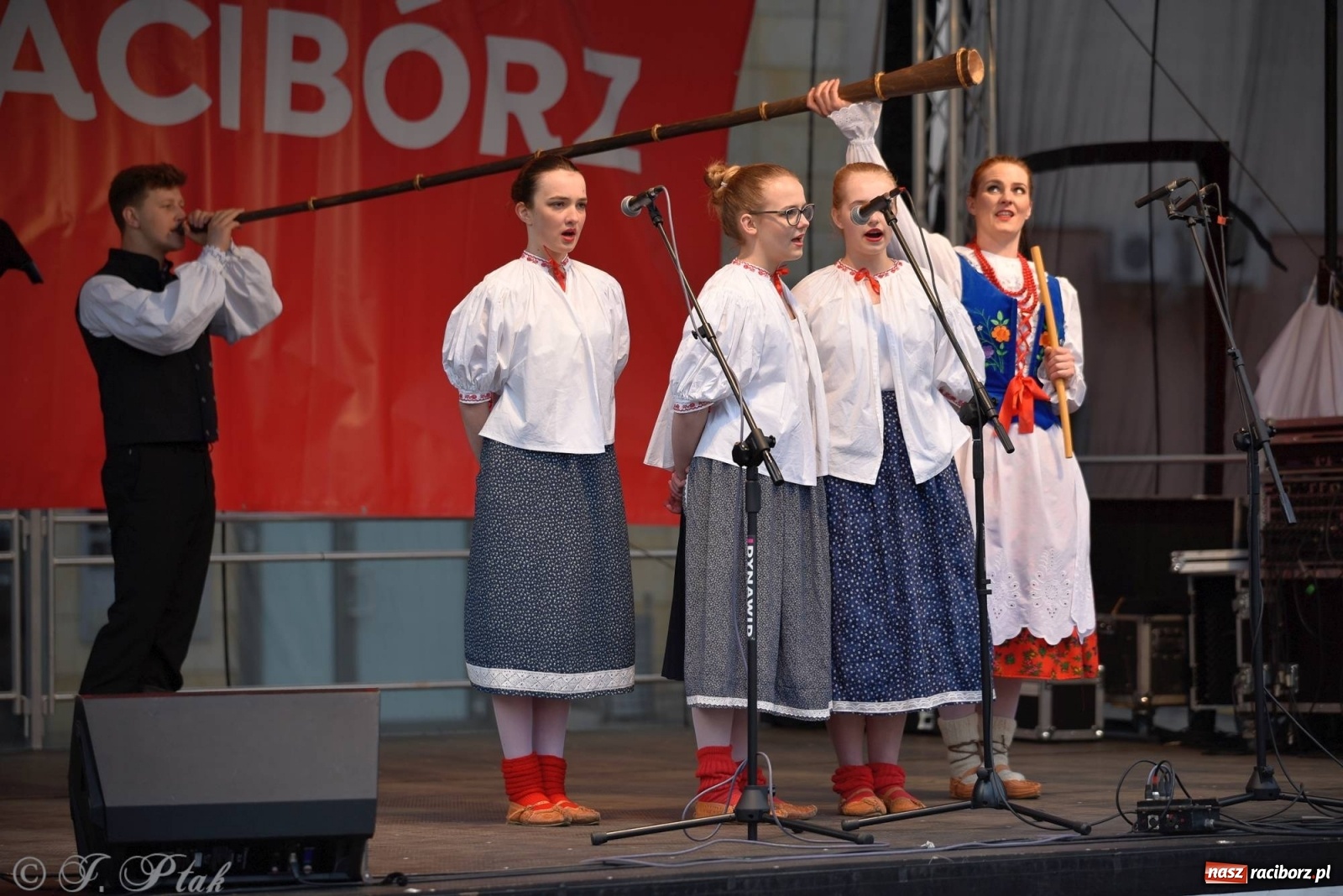 Zdjęcie w galerii na portalu naszraciborz.pl: Muzyczno-taneczne popołudnie na raciborskim Rynku wiadomości z regionu