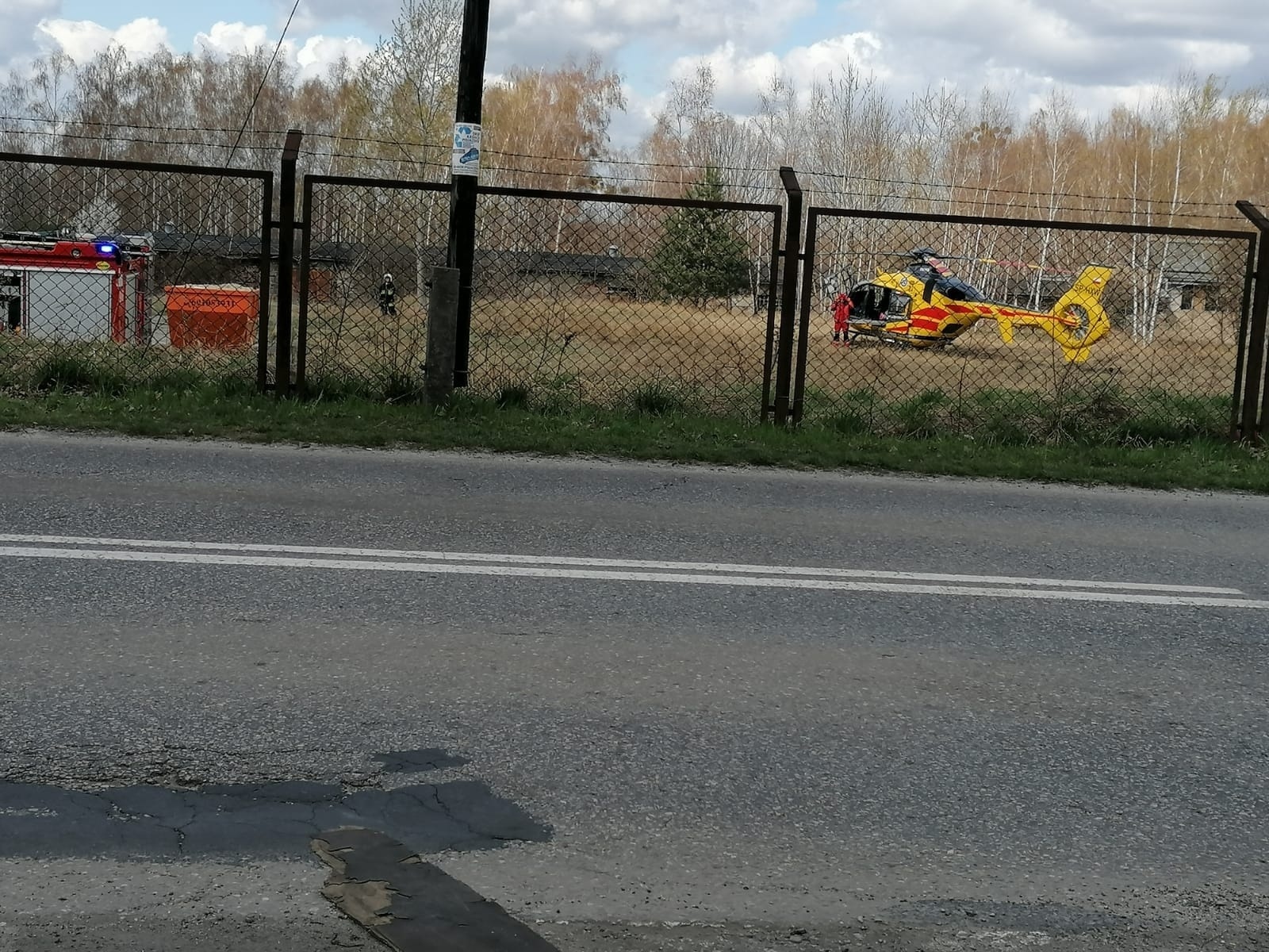 Zdjęcie w galerii na portalu naszraciborz.pl: LPR wezwany do Nędzy. Maszyna wciągnęła rękę kobiety wiadomości z regionu