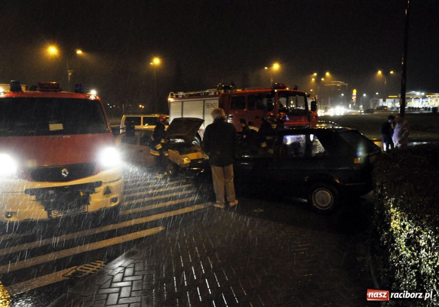 Zdjęcie w galerii na portalu naszraciborz.pl: Groźne zderzenie na rondzie wiadomości z regionu