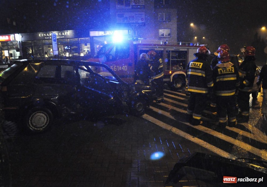 Zdjęcie w galerii na portalu naszraciborz.pl: Groźne zderzenie na rondzie wiadomości z regionu