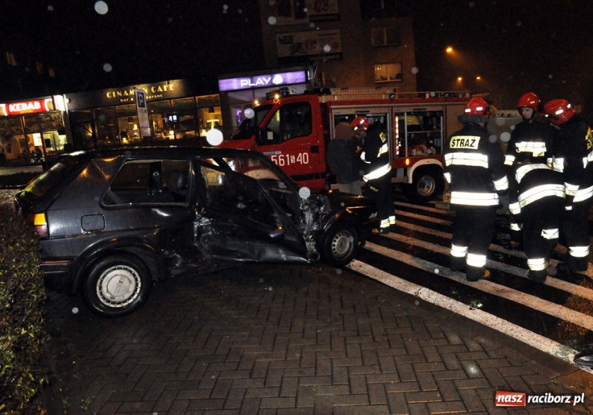 Zdjęcie w galerii na portalu naszraciborz.pl: Groźne zderzenie na rondzie wiadomości z regionu
