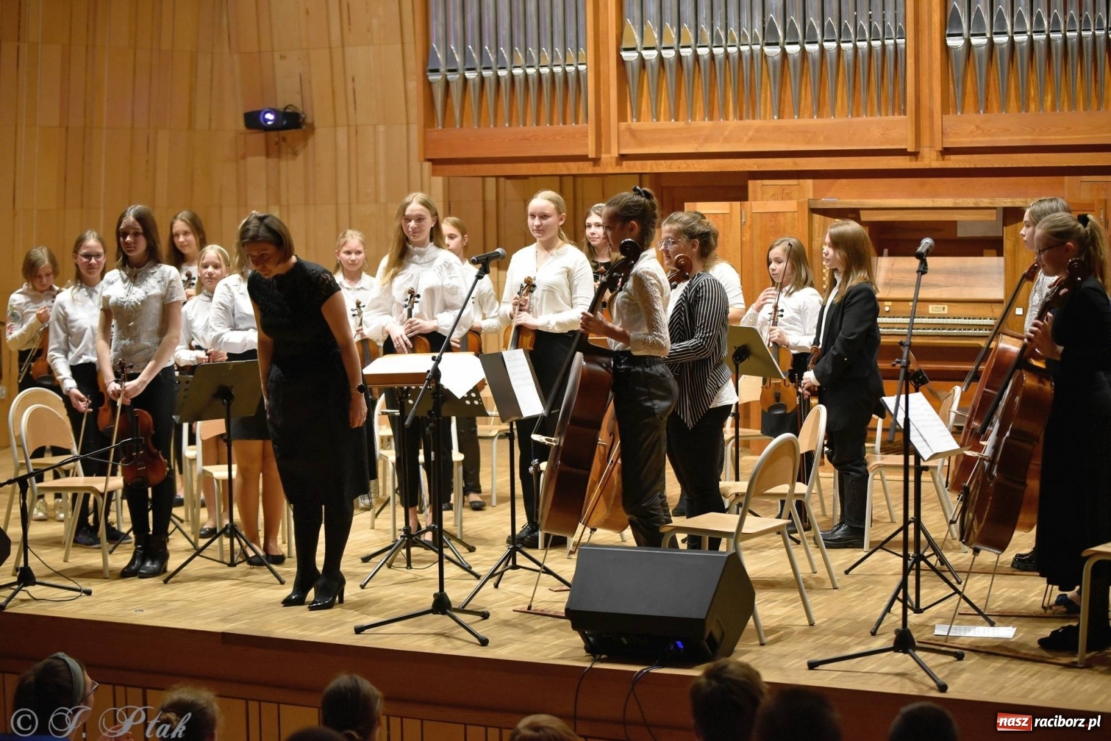 Zdjęcie w galerii na portalu naszraciborz.pl: Uczniowie szkoły muzycznej zagrali dla Ukrainy wiadomości z regionu