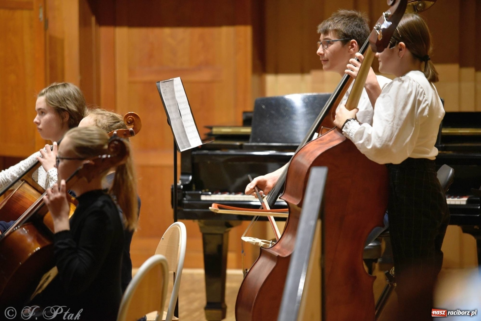 Zdjęcie w galerii na portalu naszraciborz.pl: Uczniowie szkoły muzycznej zagrali dla Ukrainy wiadomości z regionu