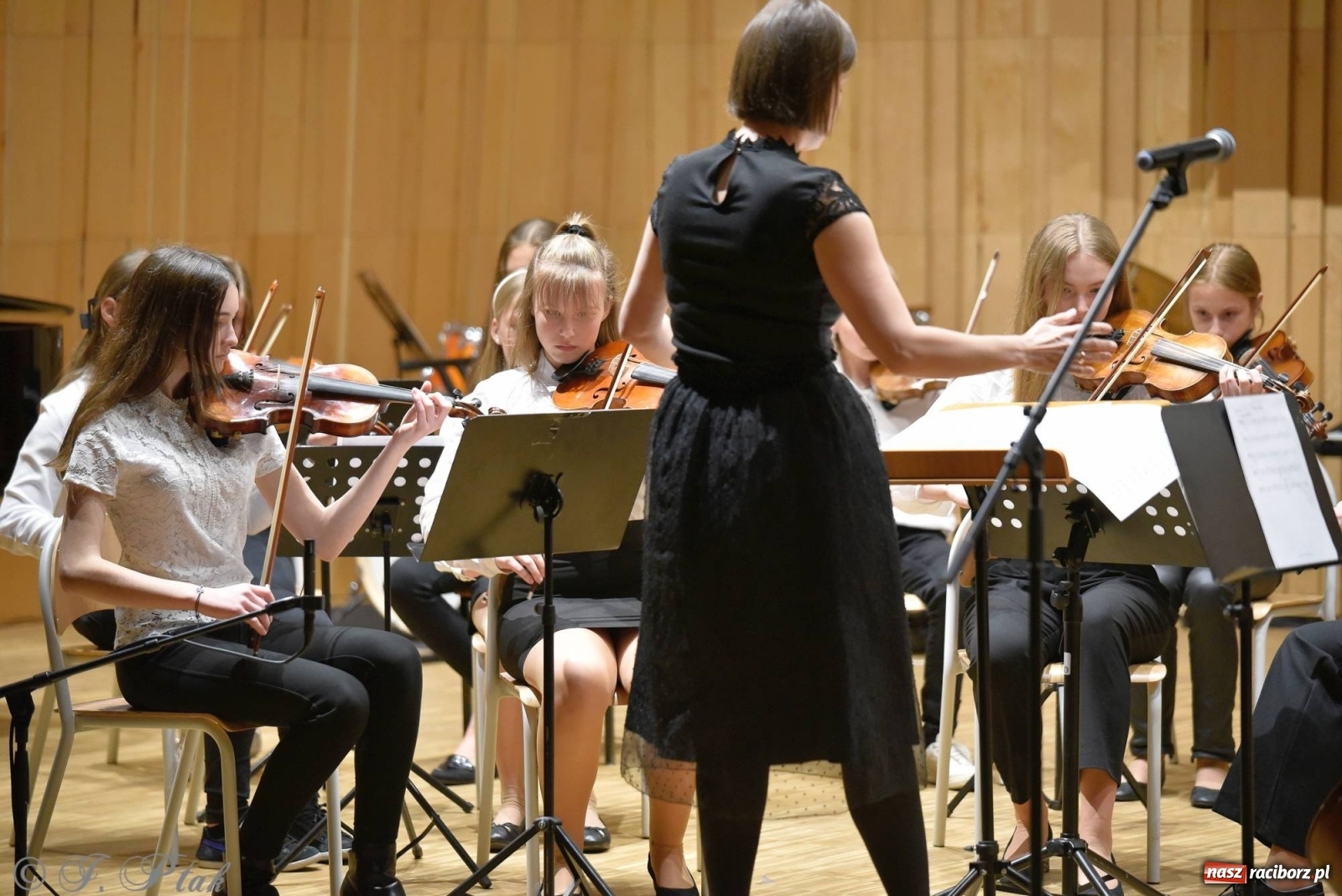 Zdjęcie w galerii na portalu naszraciborz.pl: Uczniowie szkoły muzycznej zagrali dla Ukrainy wiadomości z regionu