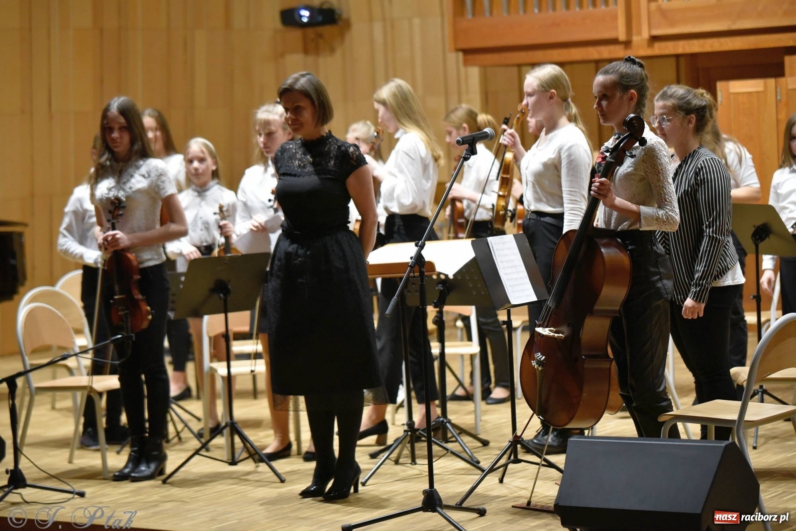 Zdjęcie w galerii na portalu naszraciborz.pl: Uczniowie szkoły muzycznej zagrali dla Ukrainy wiadomości z regionu
