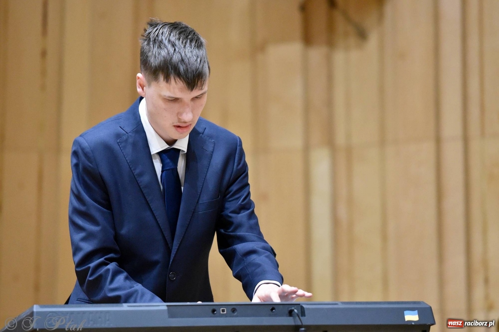 Zdjęcie w galerii na portalu naszraciborz.pl: Uczniowie szkoły muzycznej zagrali dla Ukrainy wiadomości z regionu