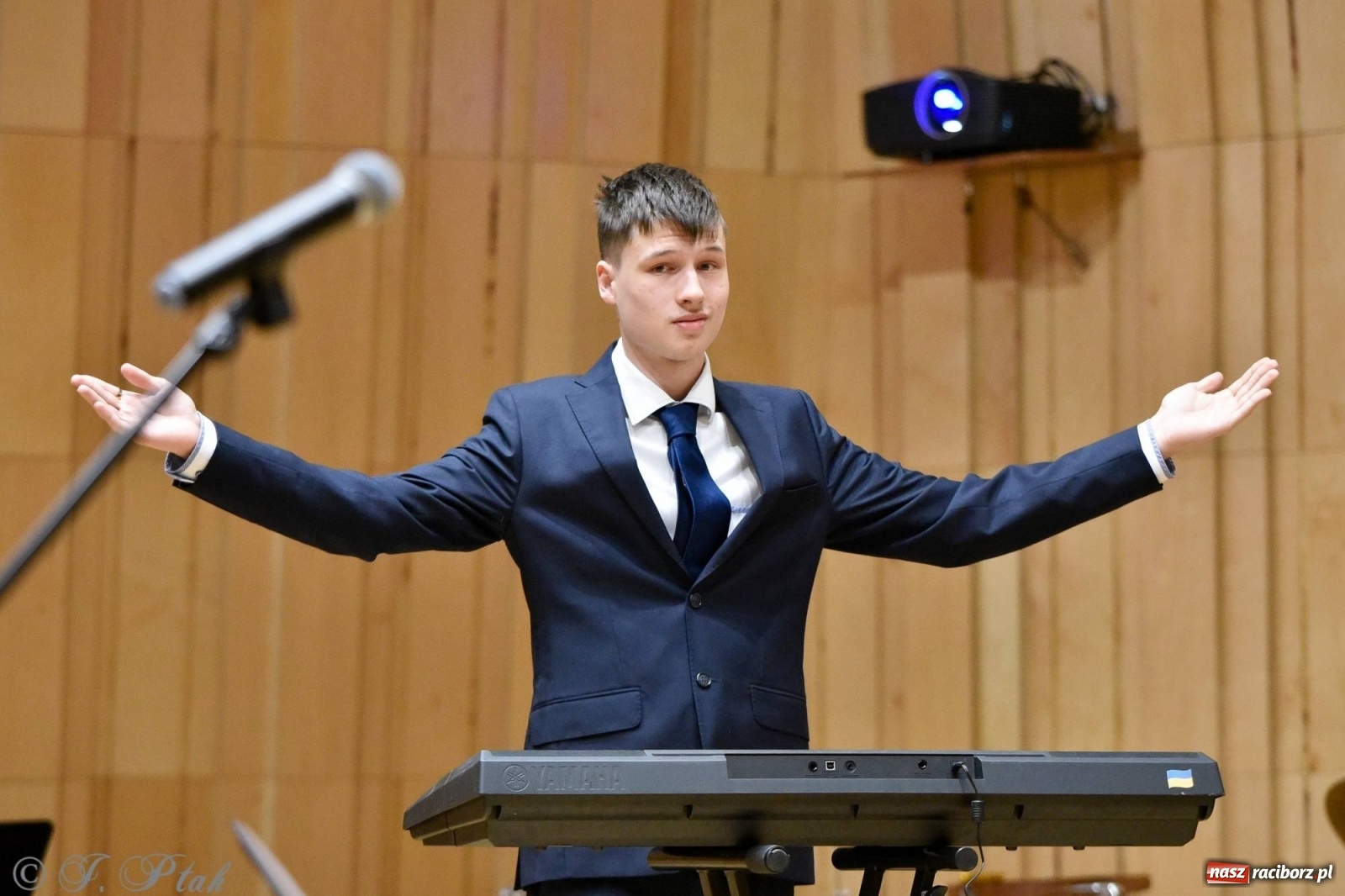 Zdjęcie w galerii na portalu naszraciborz.pl: Uczniowie szkoły muzycznej zagrali dla Ukrainy wiadomości z regionu