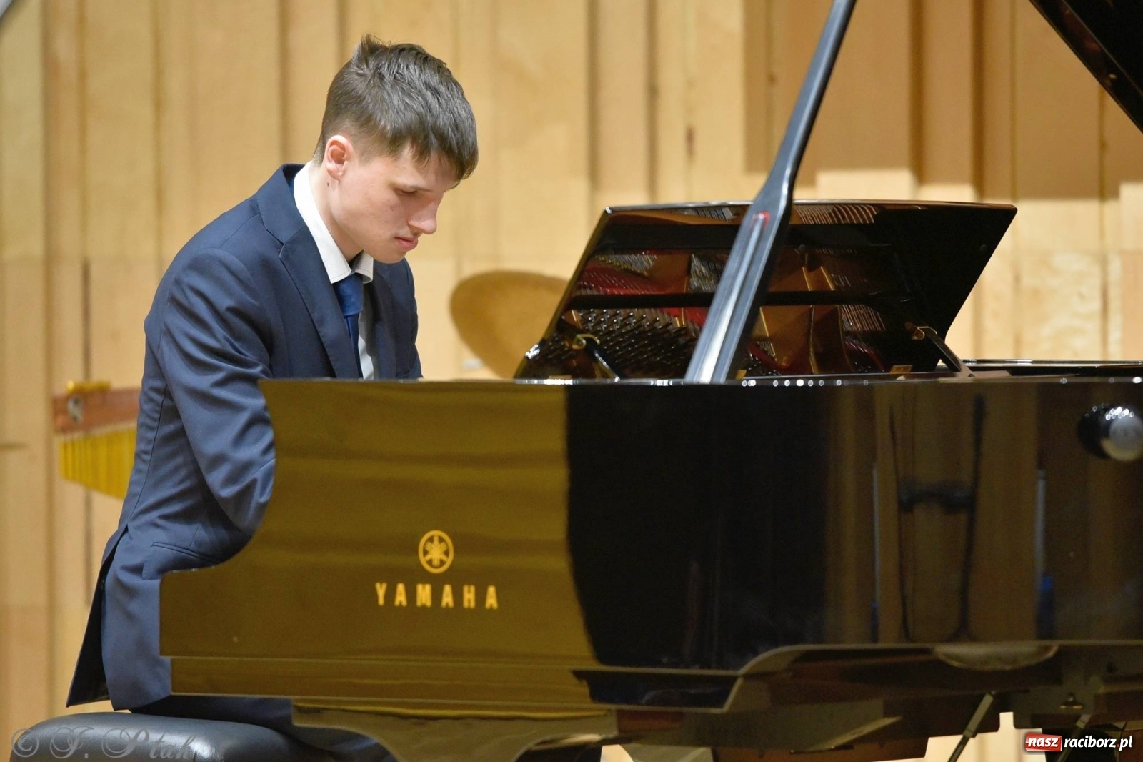 Zdjęcie w galerii na portalu naszraciborz.pl: Uczniowie szkoły muzycznej zagrali dla Ukrainy wiadomości z regionu