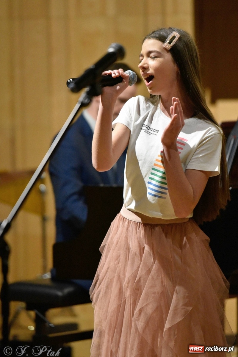 Zdjęcie w galerii na portalu naszraciborz.pl: Uczniowie szkoły muzycznej zagrali dla Ukrainy wiadomości z regionu