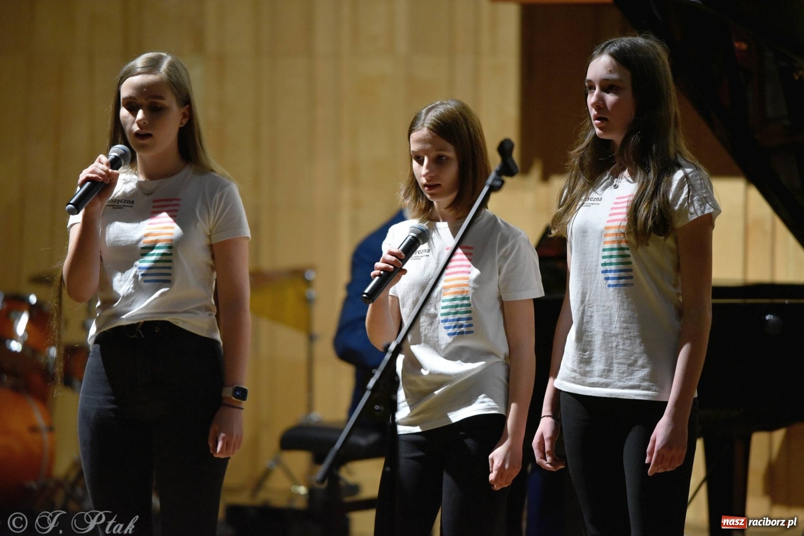 Zdjęcie w galerii na portalu naszraciborz.pl: Uczniowie szkoły muzycznej zagrali dla Ukrainy wiadomości z regionu