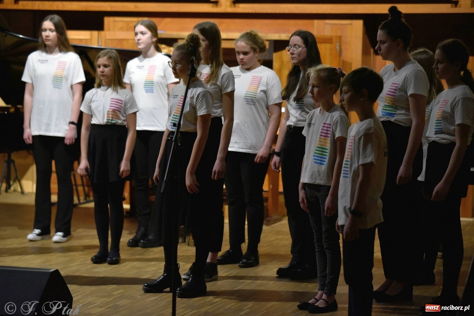 Zdjęcie w galerii na portalu naszraciborz.pl: Uczniowie szkoły muzycznej zagrali dla Ukrainy wiadomości z regionu