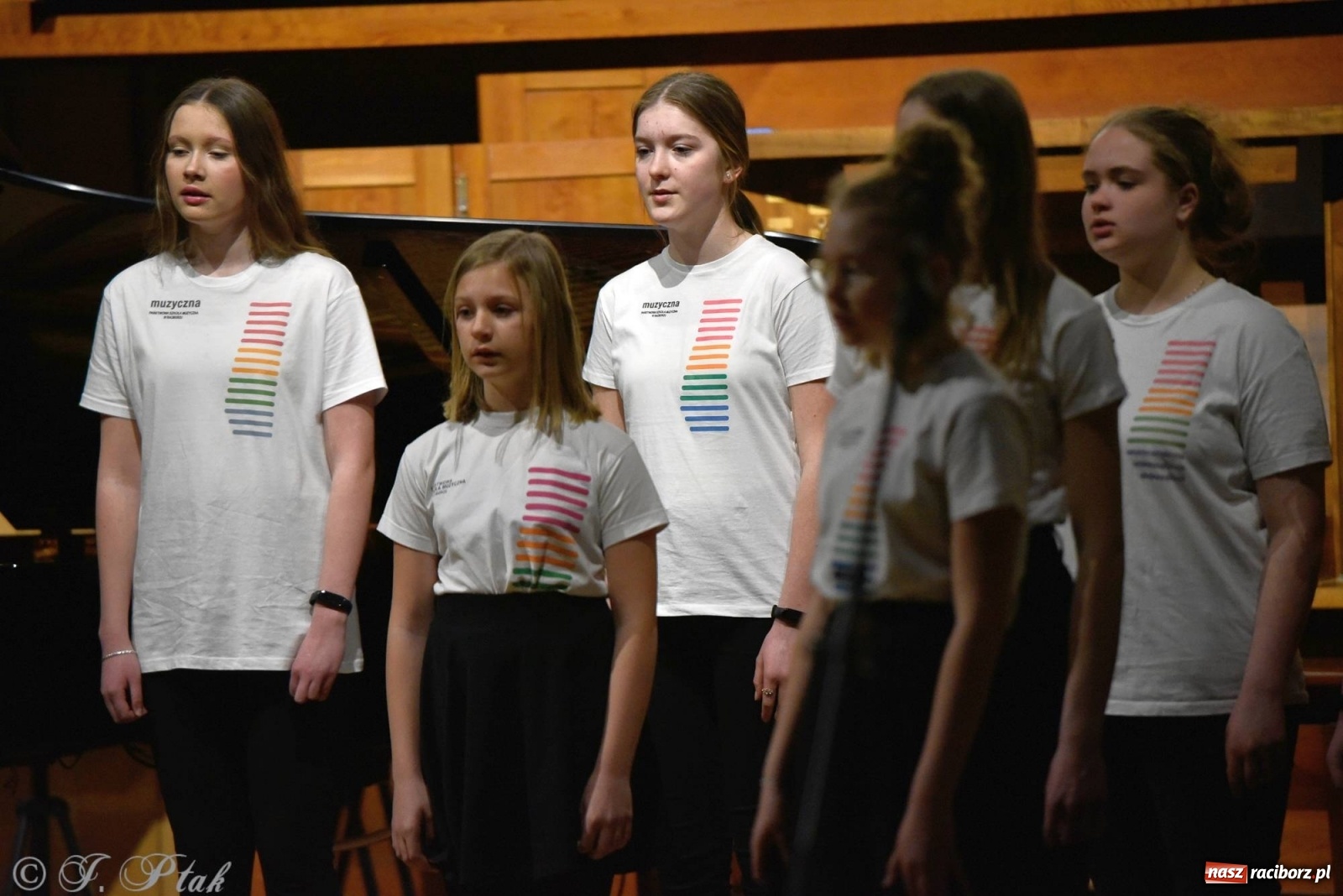 Zdjęcie w galerii na portalu naszraciborz.pl: Uczniowie szkoły muzycznej zagrali dla Ukrainy wiadomości z regionu