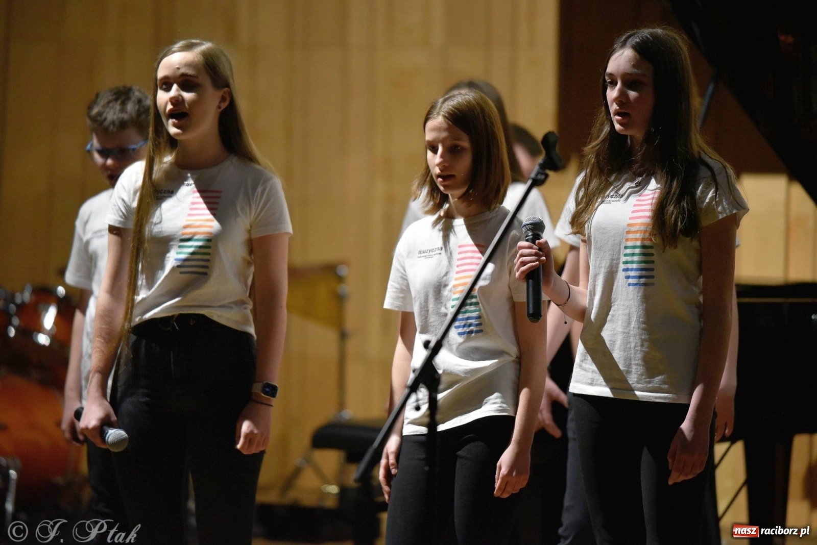 Zdjęcie w galerii na portalu naszraciborz.pl: Uczniowie szkoły muzycznej zagrali dla Ukrainy wiadomości z regionu