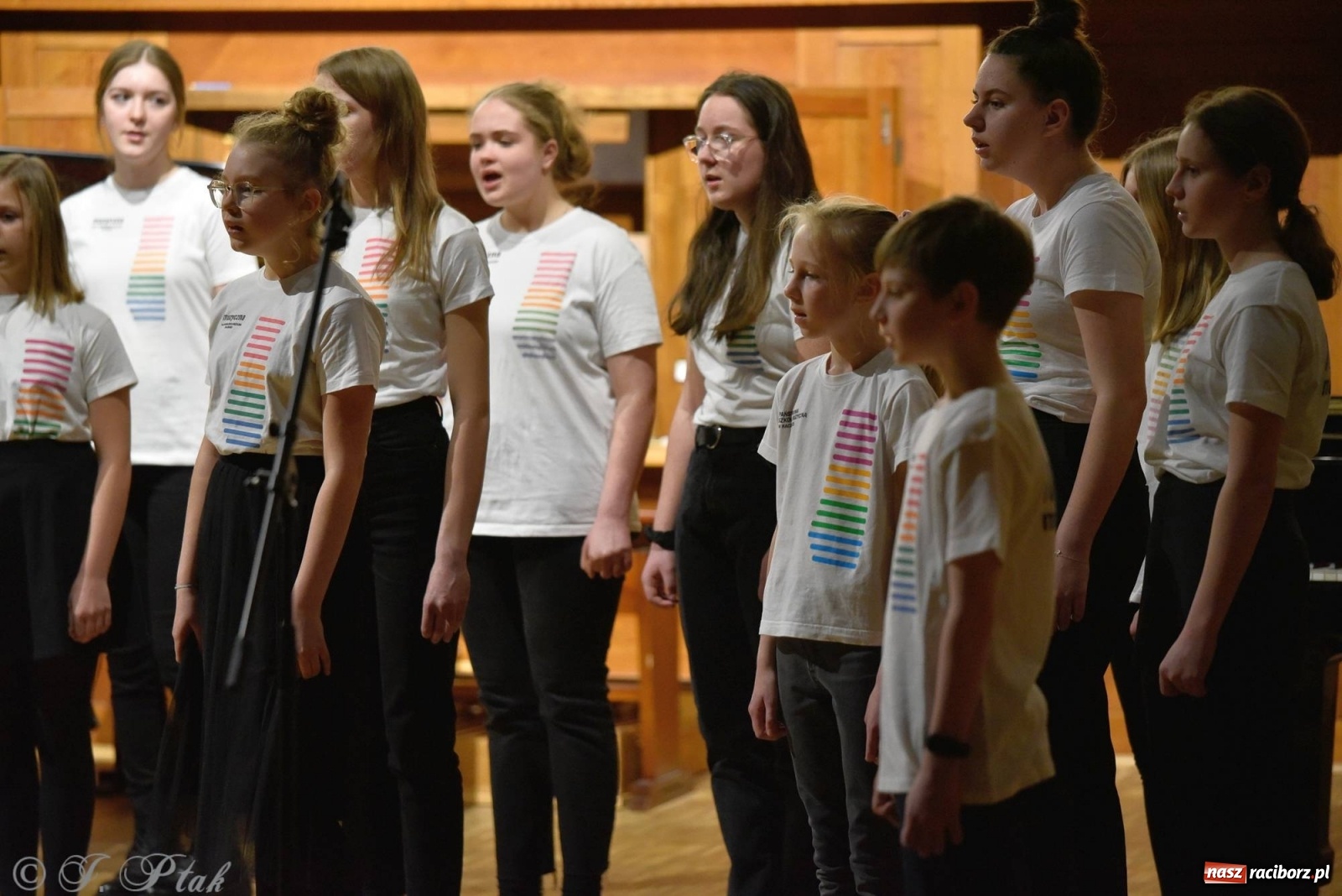 Zdjęcie w galerii na portalu naszraciborz.pl: Uczniowie szkoły muzycznej zagrali dla Ukrainy wiadomości z regionu