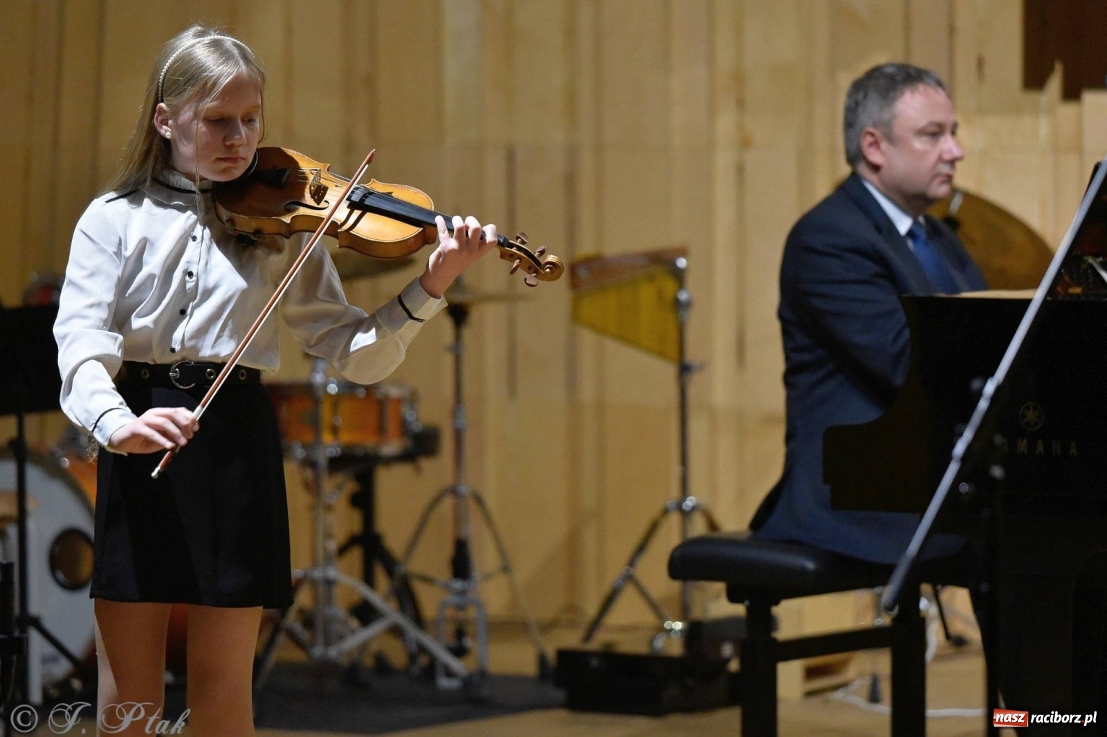 Zdjęcie w galerii na portalu naszraciborz.pl: Uczniowie szkoły muzycznej zagrali dla Ukrainy wiadomości z regionu