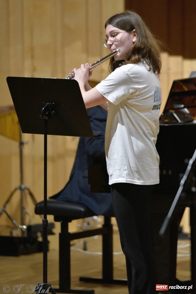 Zdjęcie w galerii na portalu naszraciborz.pl: Uczniowie szkoły muzycznej zagrali dla Ukrainy wiadomości z regionu